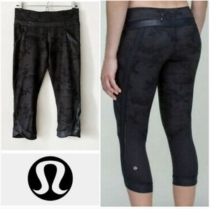 LULULEMON 6 Chase Me Crop Savasana Camo Black Size 6 Rare